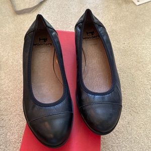 Brand new never worn black wonders flats